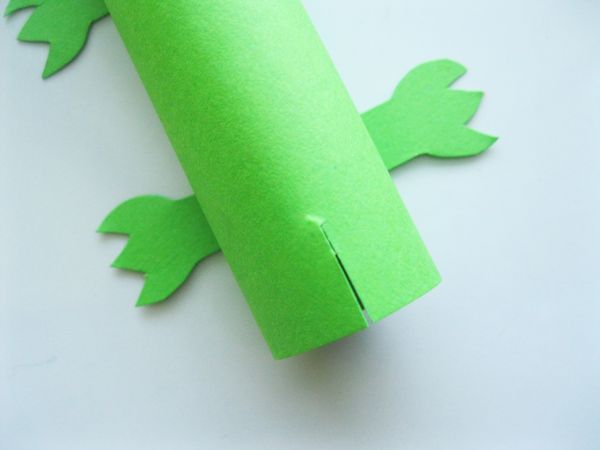 Cocodrilo hecho de papel de colores con sus propias manos