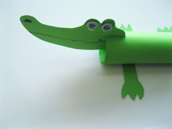 Cocodrilo hecho de papel de colores con sus propias manos