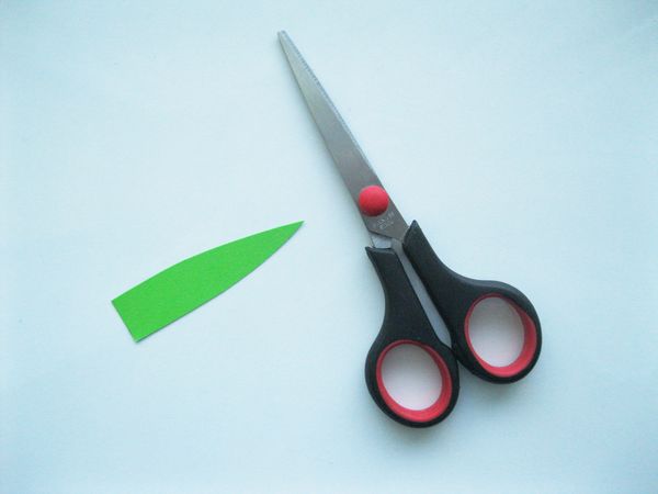 Cocodrilo hecho de papel de colores con sus propias manos