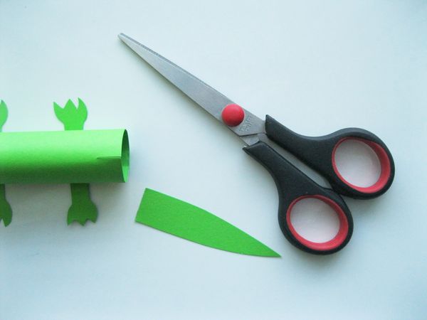 Cocodrilo hecho de papel de colores con sus propias manos