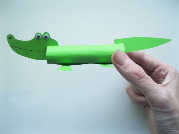 Cocodrilo hecho de papel de colores con sus propias manos