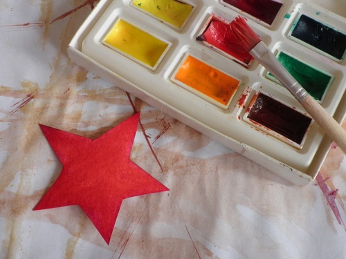 Scrapbooking: una mano hecha a mano antes del 9 de mayo con sus propias manos en la escuela