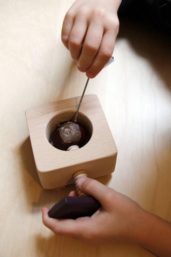 Artesanía de castañas sobre el tema de otoño