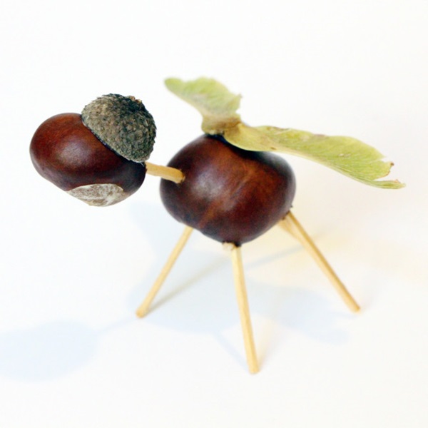 Artesanía de castañas sobre el tema de otoño
