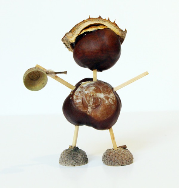 Artesanía de castañas sobre el tema de otoño