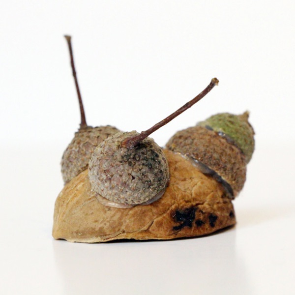 Artesanía de castañas sobre el tema de otoño