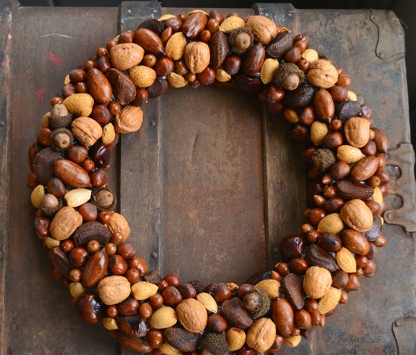 Artesanía de castañas sobre el tema de otoño