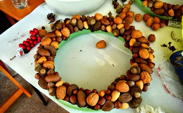 Artesanía de castañas sobre el tema de otoño