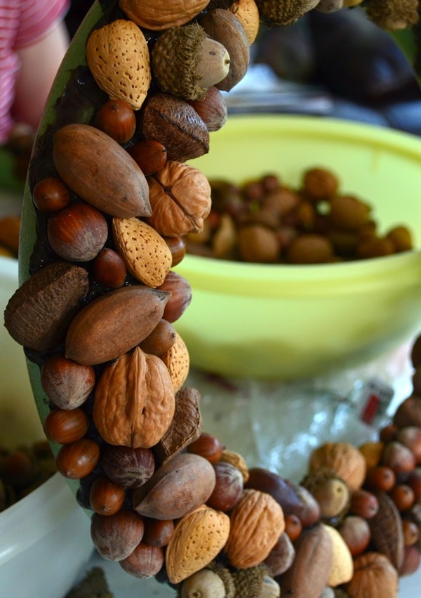 Artesanía de castañas sobre el tema de otoño