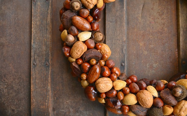 Artesanía de castañas sobre el tema de otoño