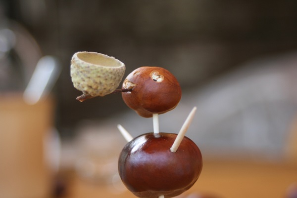 Artesanía de castañas sobre el tema de otoño