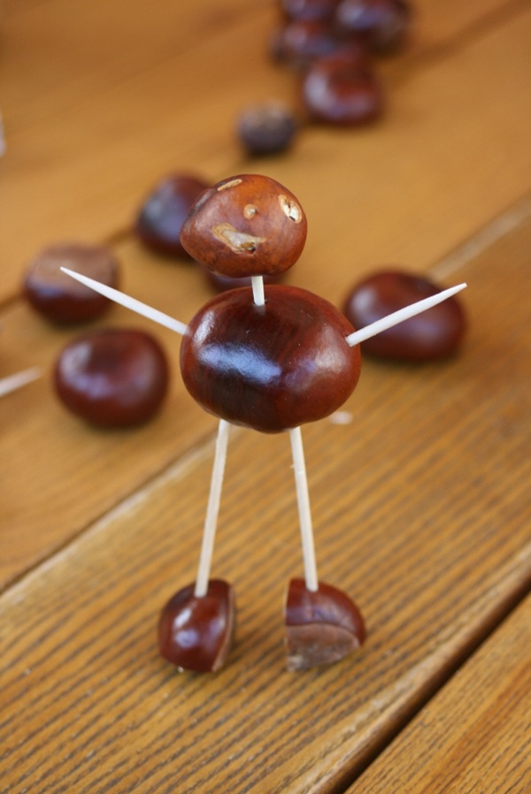 Artesanía de castañas sobre el tema de otoño