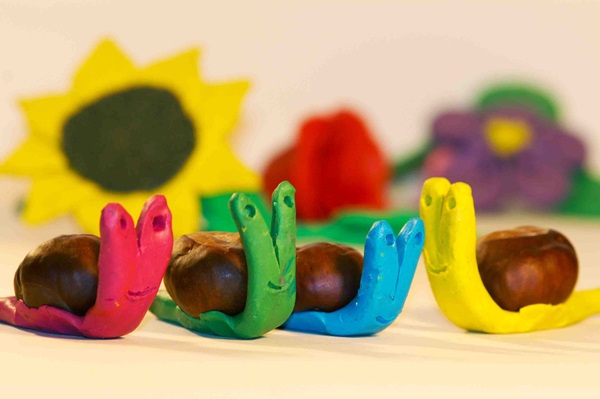 Artesanía de castañas sobre el tema de otoño