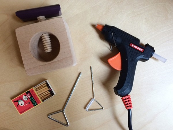 Artesanía de castañas sobre el tema de otoño