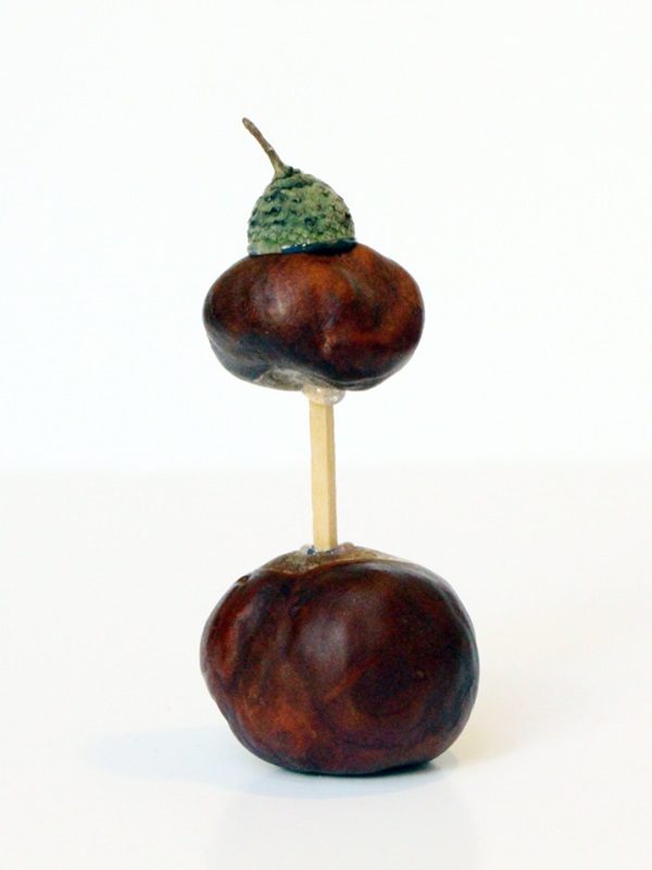 Artesanía de castañas sobre el tema de otoño