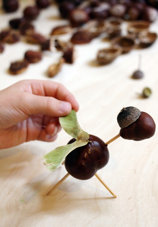 Artesanía de castañas sobre el tema de otoño