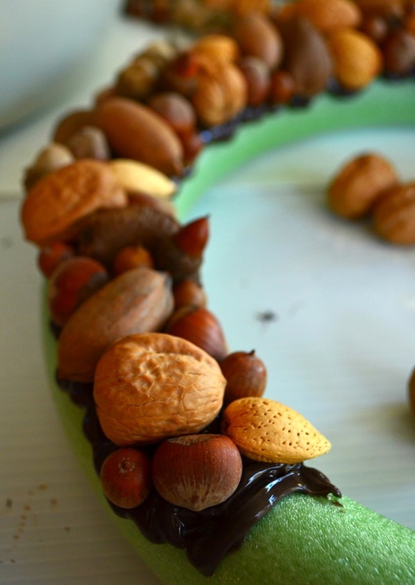 Artesanía de castañas sobre el tema de otoño