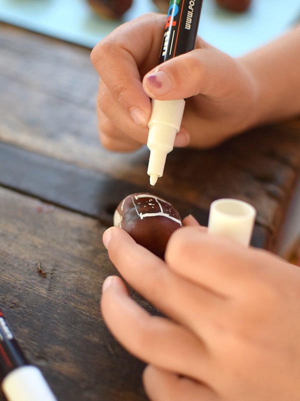 Artesanía de castañas sobre el tema de otoño