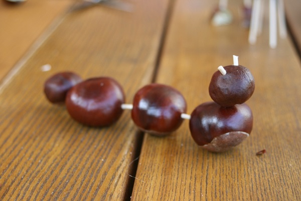 Artesanía de castañas sobre el tema de otoño