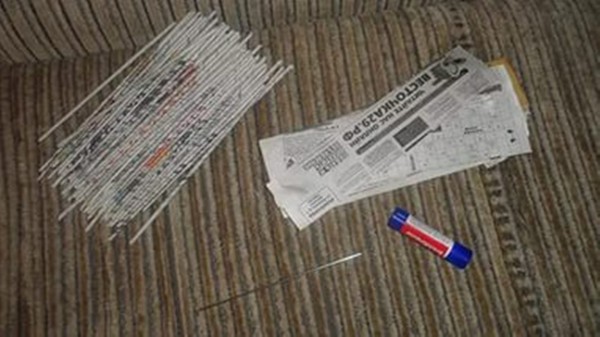 Cestas de tubos de cóctel y periódicos