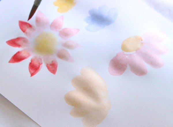 Dibujando el Día de la Madre con sus propias manos: lápiz, pinturas, jardín de infantes, escuela