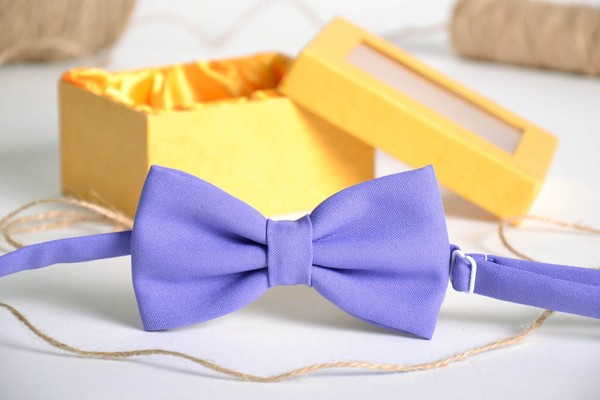 El esquema de atar una mariposa y hacer una corbata con sus propias manos