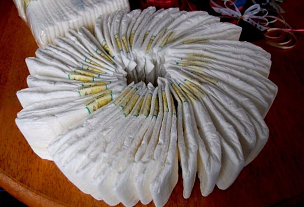 Cómo hacer un pastel con pañales