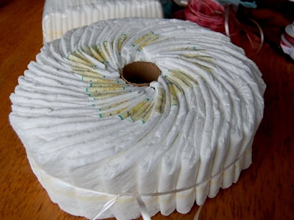 Cómo hacer un pastel con pañales