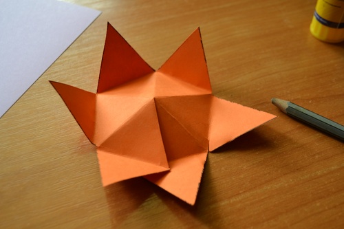 Artesanías para el 9 de mayo: el fuego eterno del papel con sus propias manos