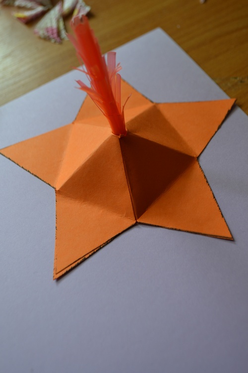 Artesanías para el 9 de mayo: el fuego eterno del papel con sus propias manos