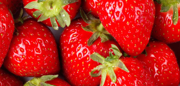 Cultiva fresas y fresas en el alféizar de la ventana