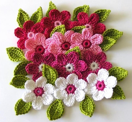 Flores hechas punto para la decoración por propias manos