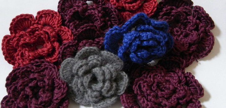 Flores hechas punto para la decoración por propias manos