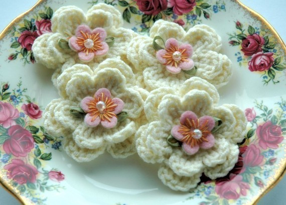 Flores hechas punto para la decoración por propias manos
