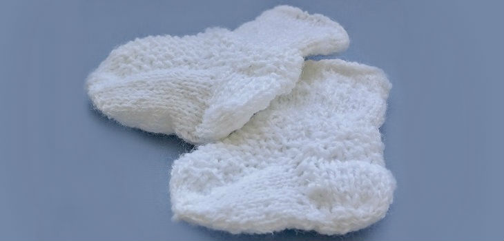 Calcetines de punto para una niña o un niño con un patrón. Tejer con agujas para principiantes
