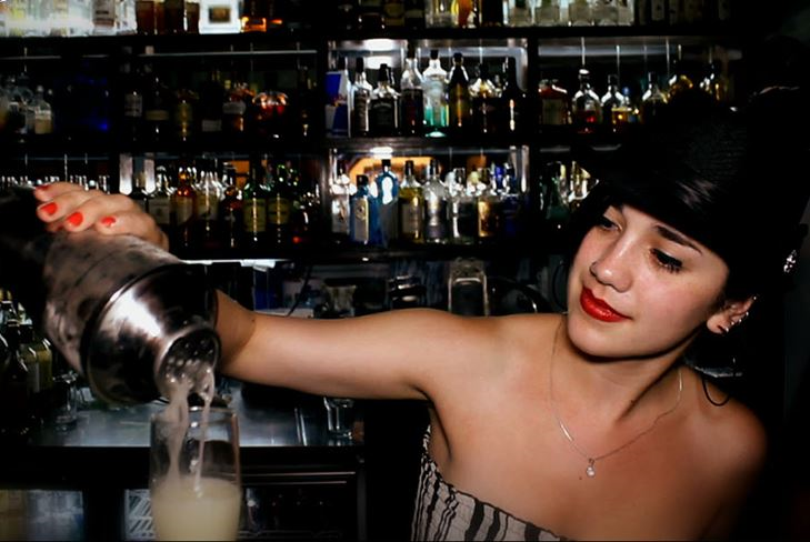 La chica en el bar: la profesión de un camarero