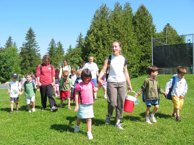 Trabaja como consejero en el campamento