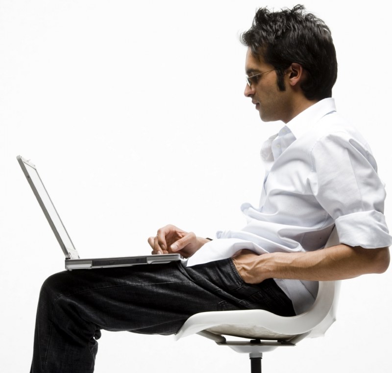 hombre en la computadora