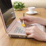 ¿Cómo limpio el teclado de mi laptop?