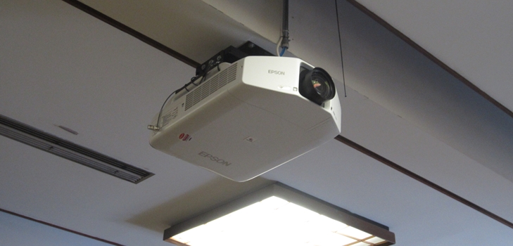 Cómo conectar el proyector a una computadora
