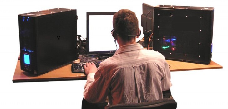 hombre detrás de las computadoras