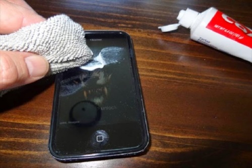 Cómo eliminar los arañazos de su teléfono