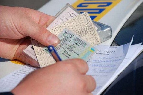 Cómo averiguar sobre las multas de la Inspección Estatal de Seguridad de Tránsito para la licencia de conducir en Samara
