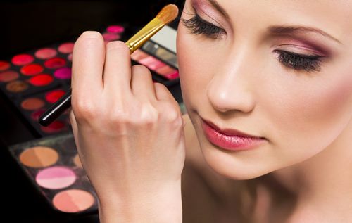 Hacer maquillaje de ojos