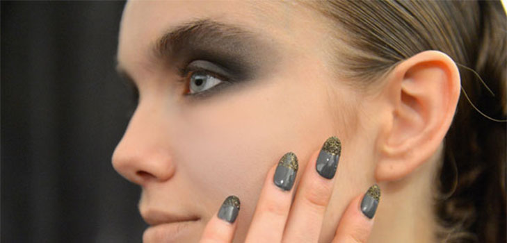 Glitter y piedras Swarovski como una tendencia de la manicura de invierno 2016-2017