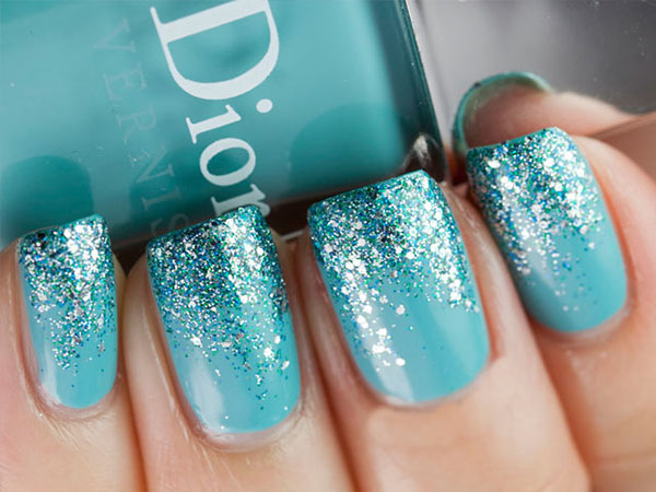 Glitter y piedras Swarovski como una tendencia de la manicura de invierno 2016-2017