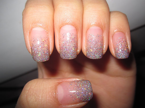 Glitter y piedras Swarovski como una tendencia de la manicura de invierno 2016-2017