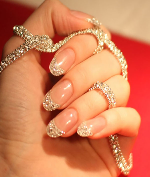 Glitter y piedras Swarovski como una tendencia de la manicura de invierno 2016-2017