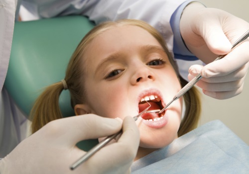 Cómo lidiar con manchas blancas en los dientes