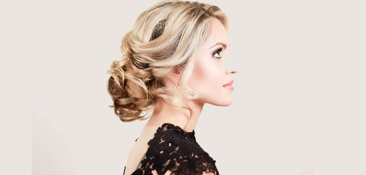 Qué hermoso es poner el cabello en un moño para la víspera de Año Nuevo